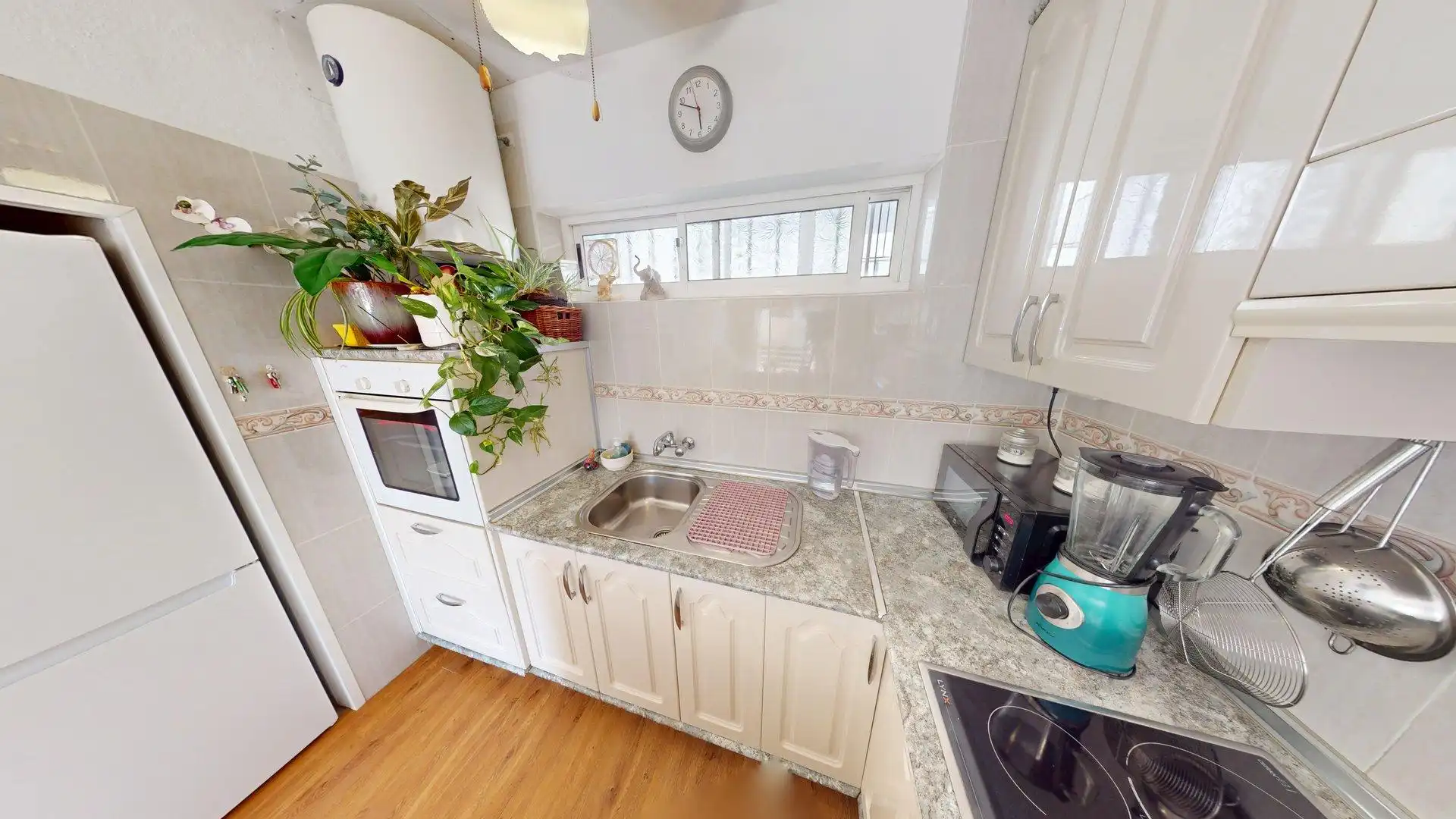 Küche von Wohnung zum Verkauf in Benalmádena mit Klimaanlage, Privatgarten und Terrasse
