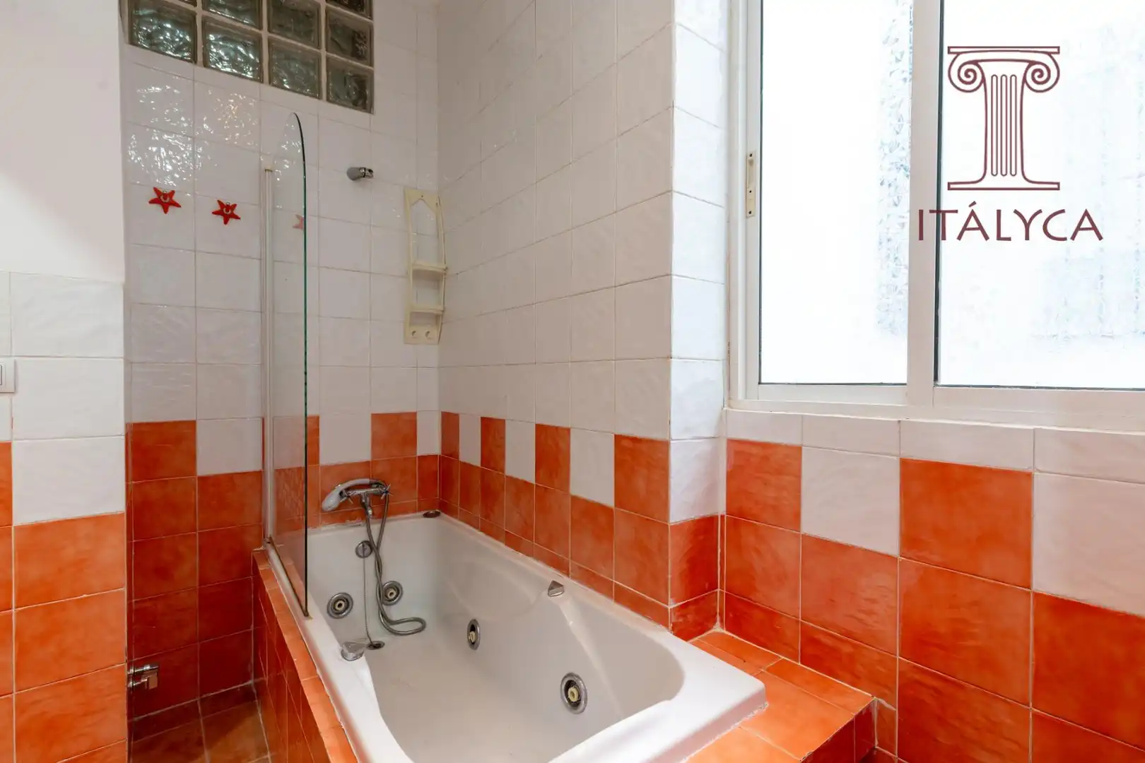 Badezimmer von Wohnung zum Verkauf in Sevilla mit Klimaanlage und Heizung