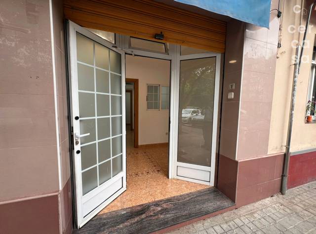 Local comercial en Alquiler en Carrer del Comte de Lumiares en Torrefiel
