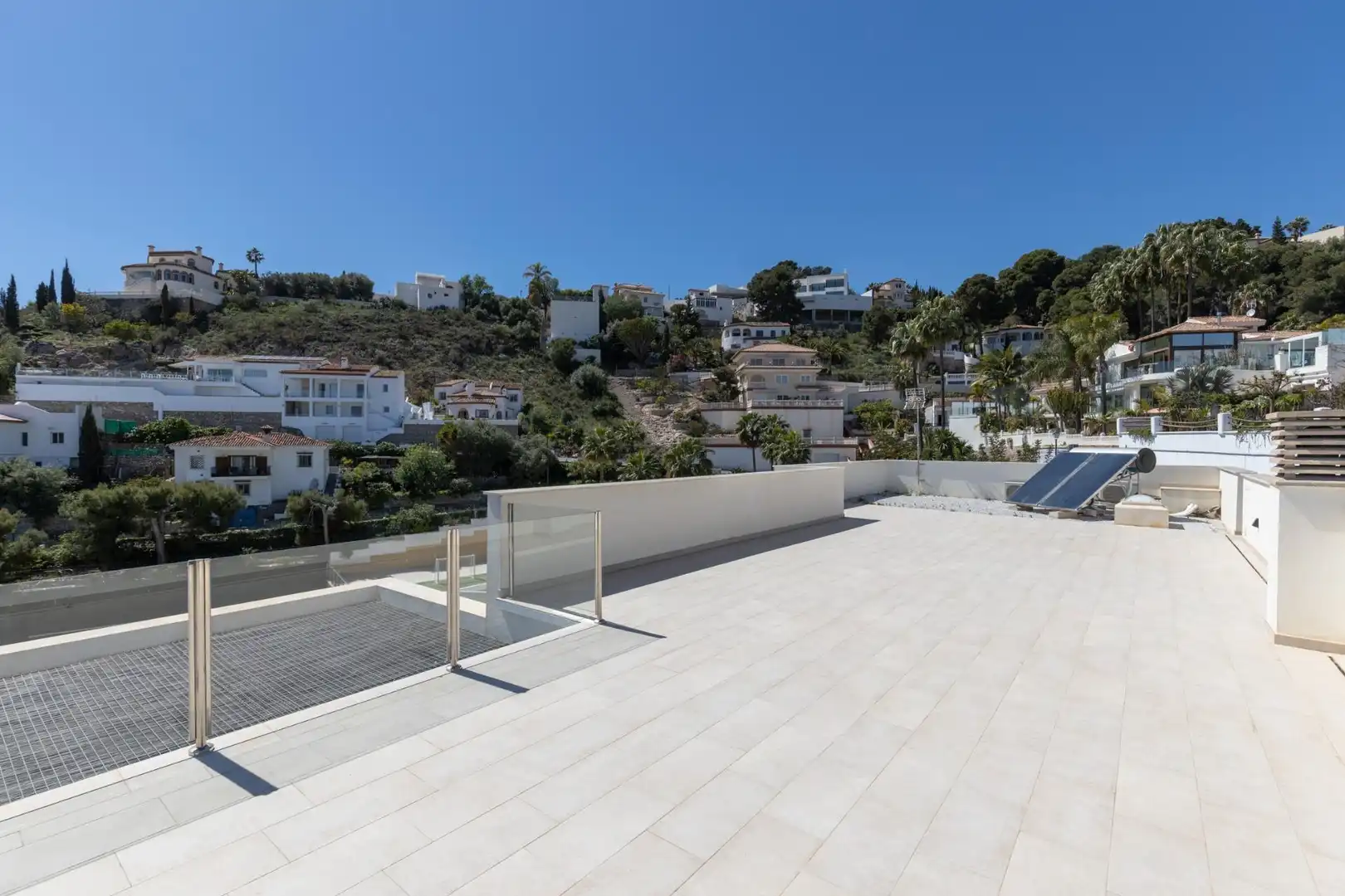 Vista exterior de Casa o xalet en venda en Salobreña amb Aire condicionat, Jardí privat i Piscina