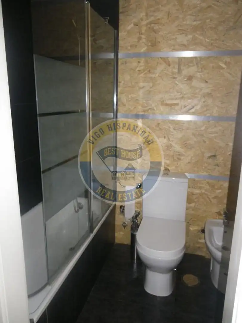 Bany de Pis de lloguer en Vigo  amb Calefacció i Moblat