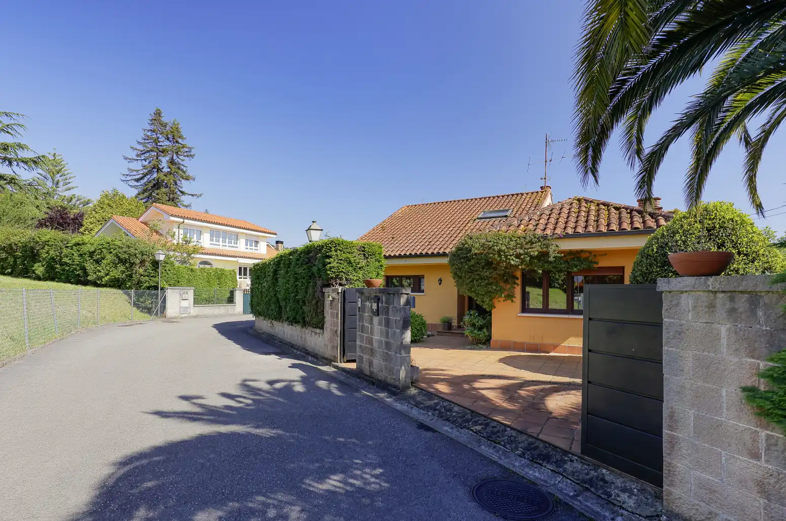 Vista exterior de Casa o xalet en venda en Gijón  amb Calefacció, Terrassa i Traster
