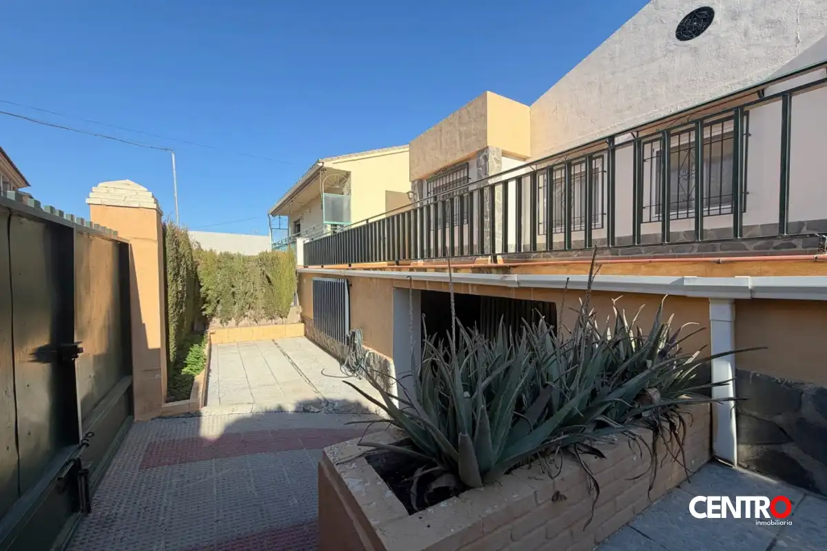 Vista exterior de Pis en venda en La Zubia amb Aire condicionat, Calefacció i Jardí privat