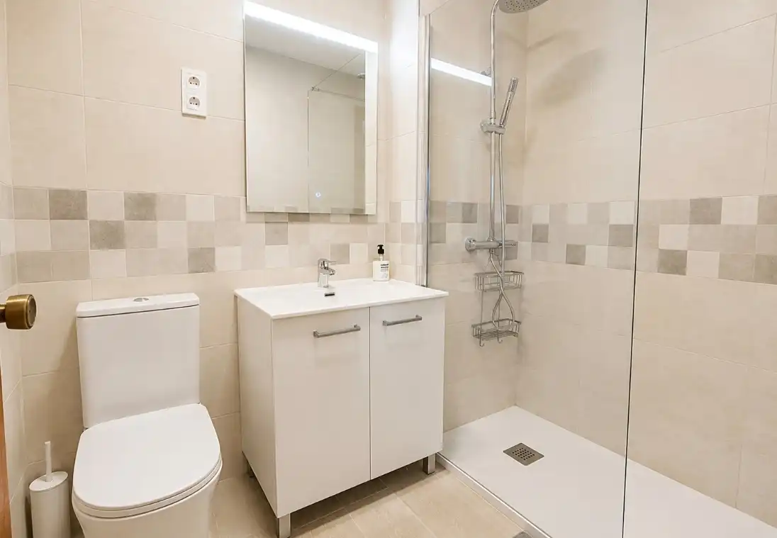Badezimmer von Wohnungen zur Miete in Madrid mit Klimaanlage, Heizung und Parkett
