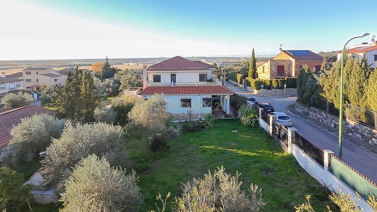 Vista exterior de Casa o xalet en venda en Cáceres Capital amb Aire condicionat, Jardí privat i Traster