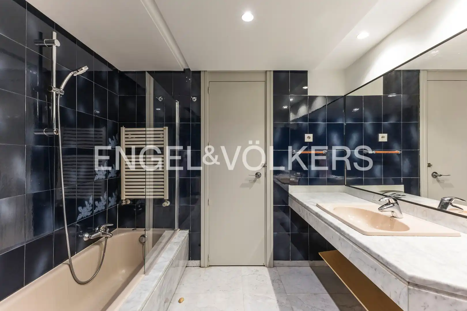 Badezimmer von Wohnung zum Verkauf in Madrid mit Klimaanlage, Heizung und Terrasse