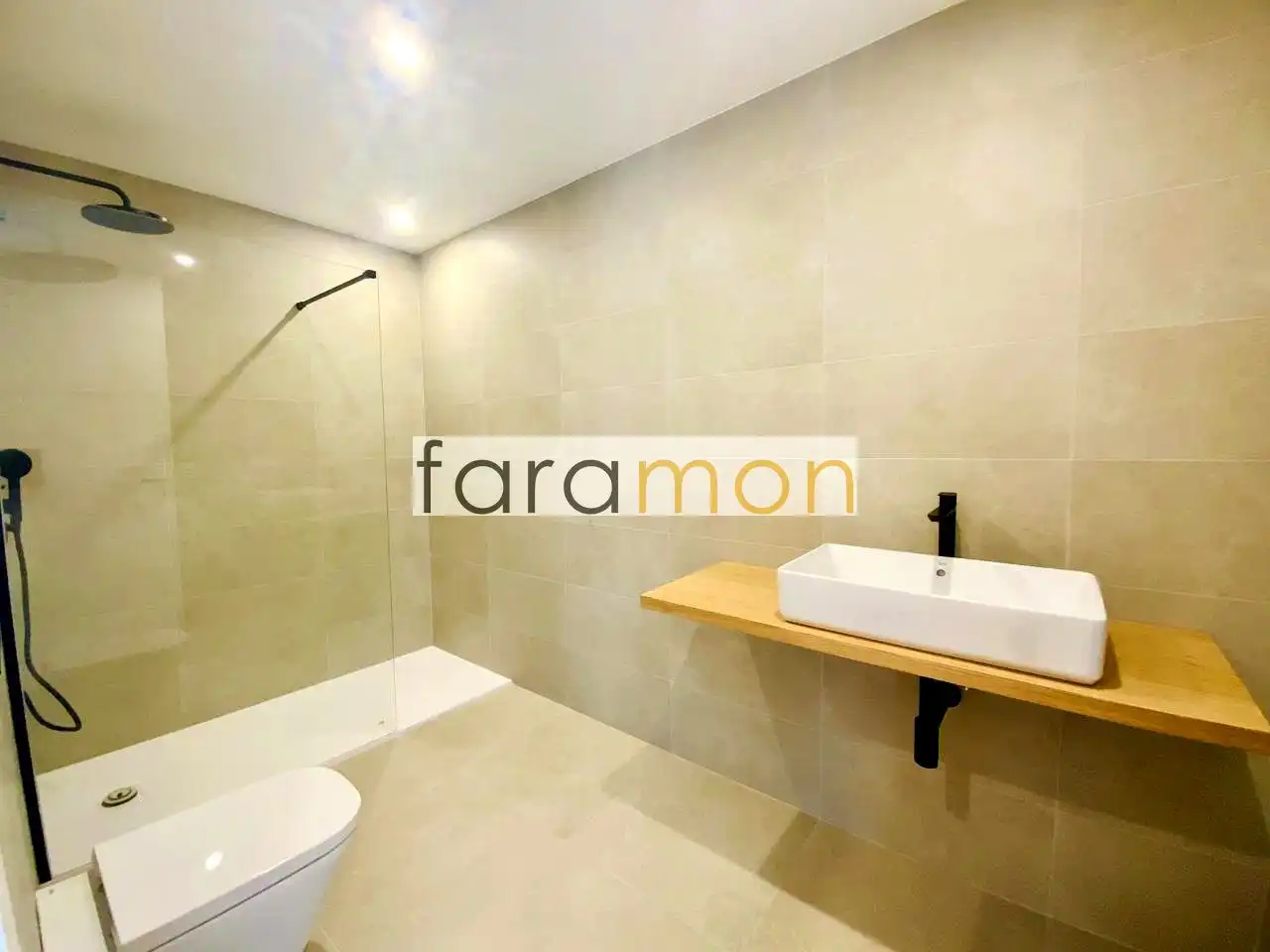 Baño de Casa adosada en venta en Nigrán con Calefacción, Jardín privado y Terraza
