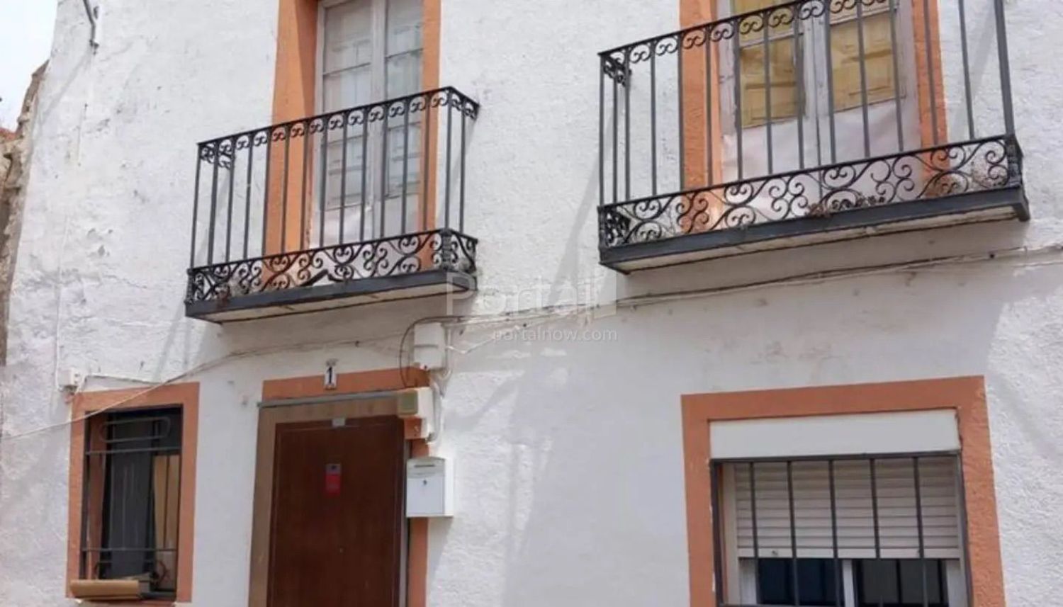 Vista exterior de Casa adosada en venda en Almadén amb Terrassa