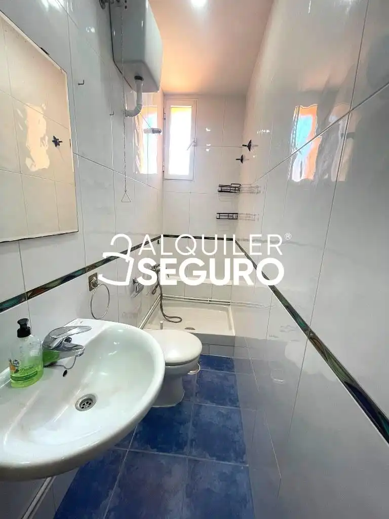 Bathroom of Flat for rent in Madrid  with Air Conditioner and Heating