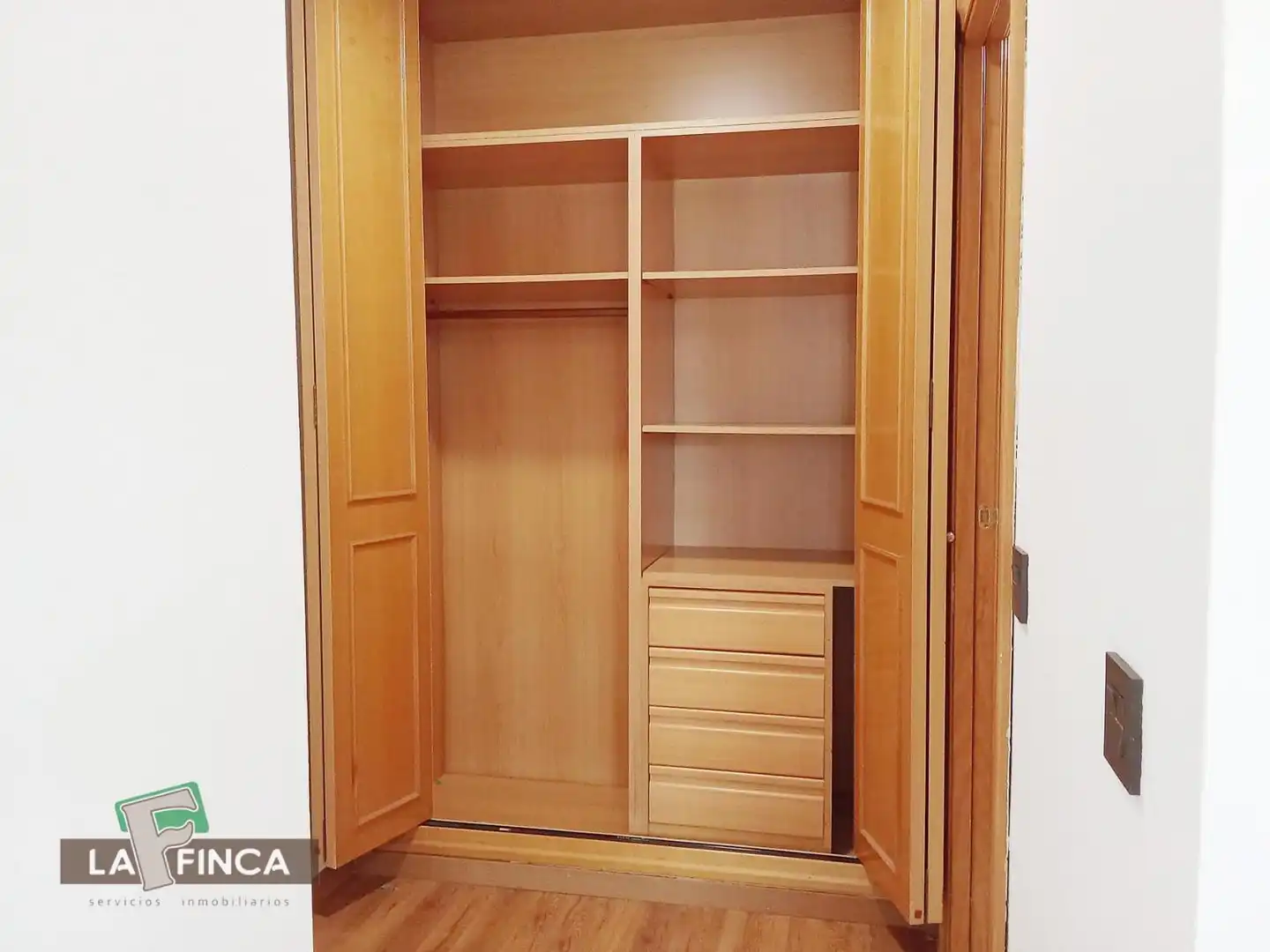 Dormitori de Pis en venda en Oviedo  amb Calefacció, Parquet i Terrassa