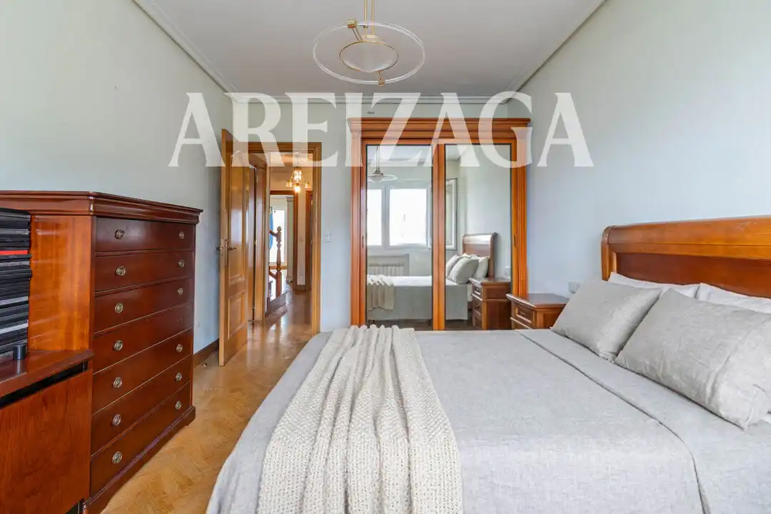 Dormitori de Casa o xalet en venda en Donostia - San Sebastián  amb Calefacció, Jardí privat i Terrassa