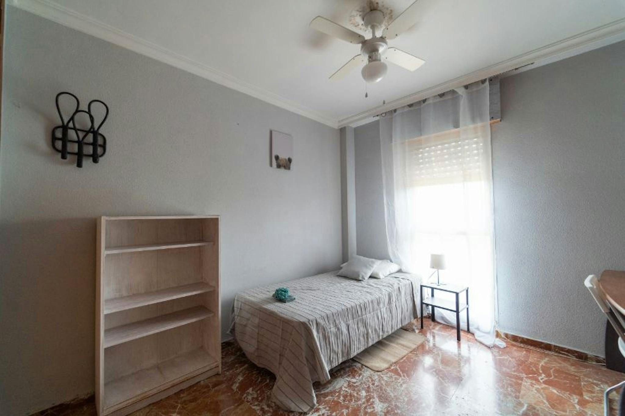 Bedroom of Flat to share in  Sevilla Capital  with Washing machine