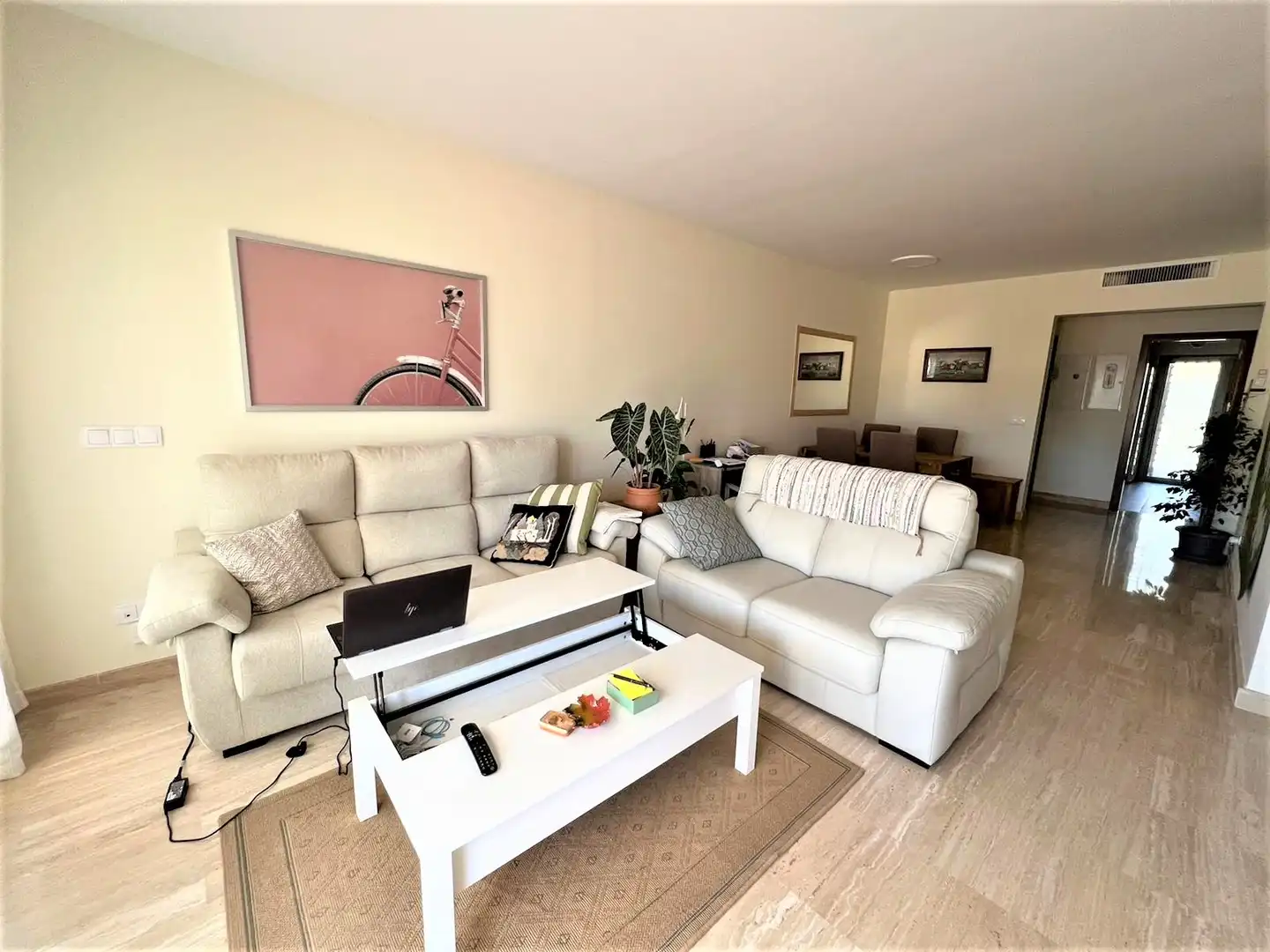 Sala d'estar de Àtic en venda en Estepona amb Aire condicionat, Terrassa i Traster