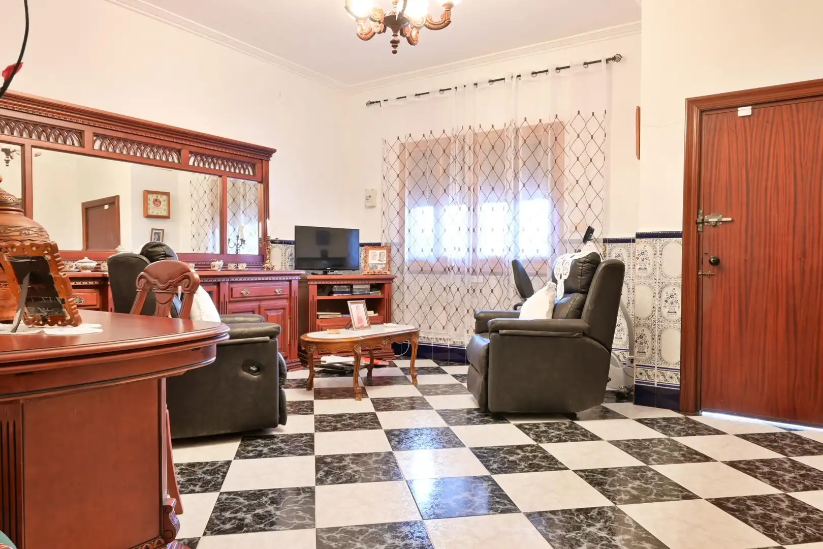 Sala d'estar de Finca rústica en venda en Las Navas de la Concepción amb Jardí privat, Terrassa i Moblat