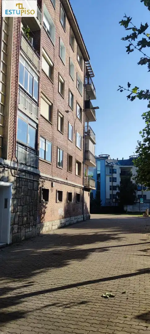 Vista exterior de Pis en venda en León Capital  amb Calefacció, Terrassa i Balcó