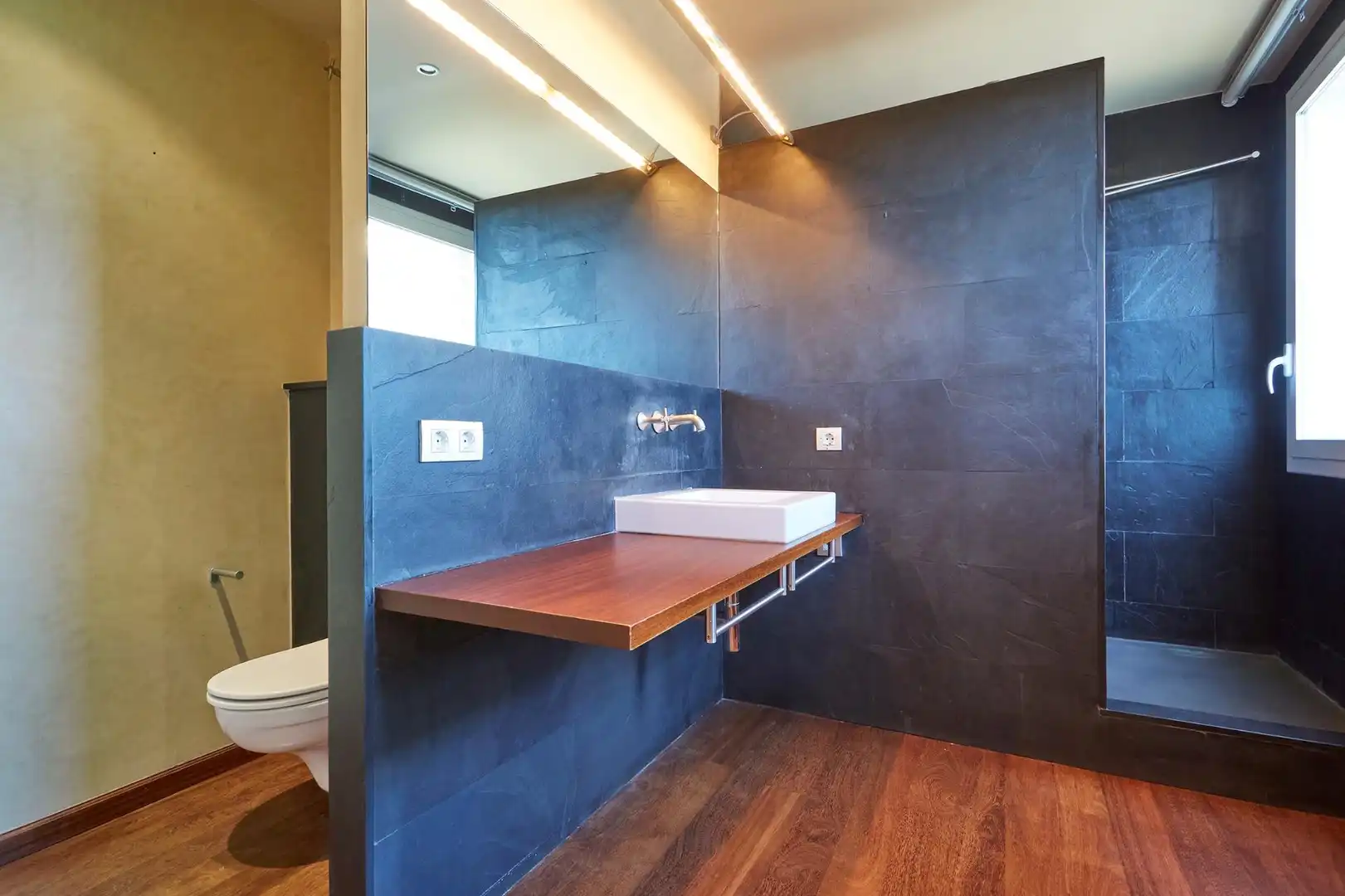 Badezimmer von Wohnung zur Miete in Barcelona mit Klimaanlage, Terrasse und Abstellraum