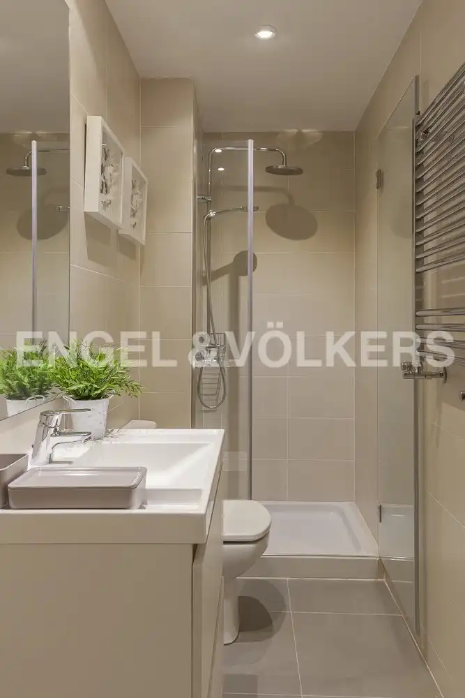 Bathroom of Flat for rent in Madrid  with Air Conditioner, Heating and Private garden