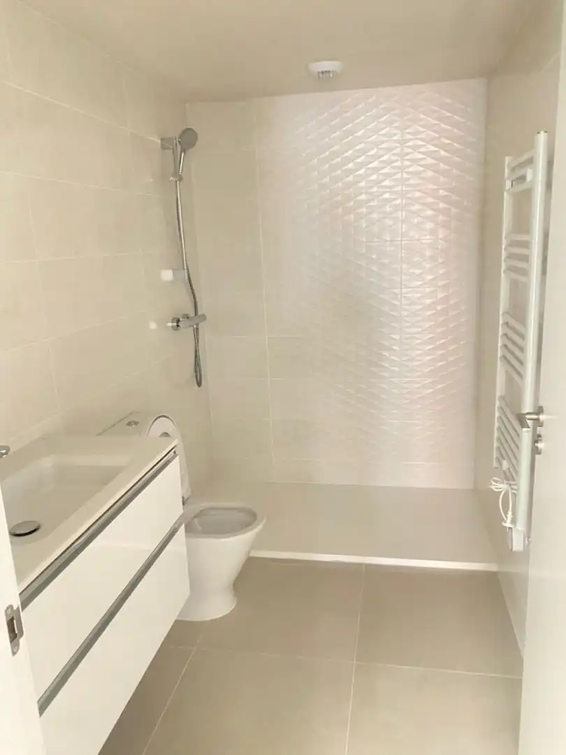 Baño de Piso de alquiler en Valencia con Aire acondicionado, Jardín privado y Parquet
