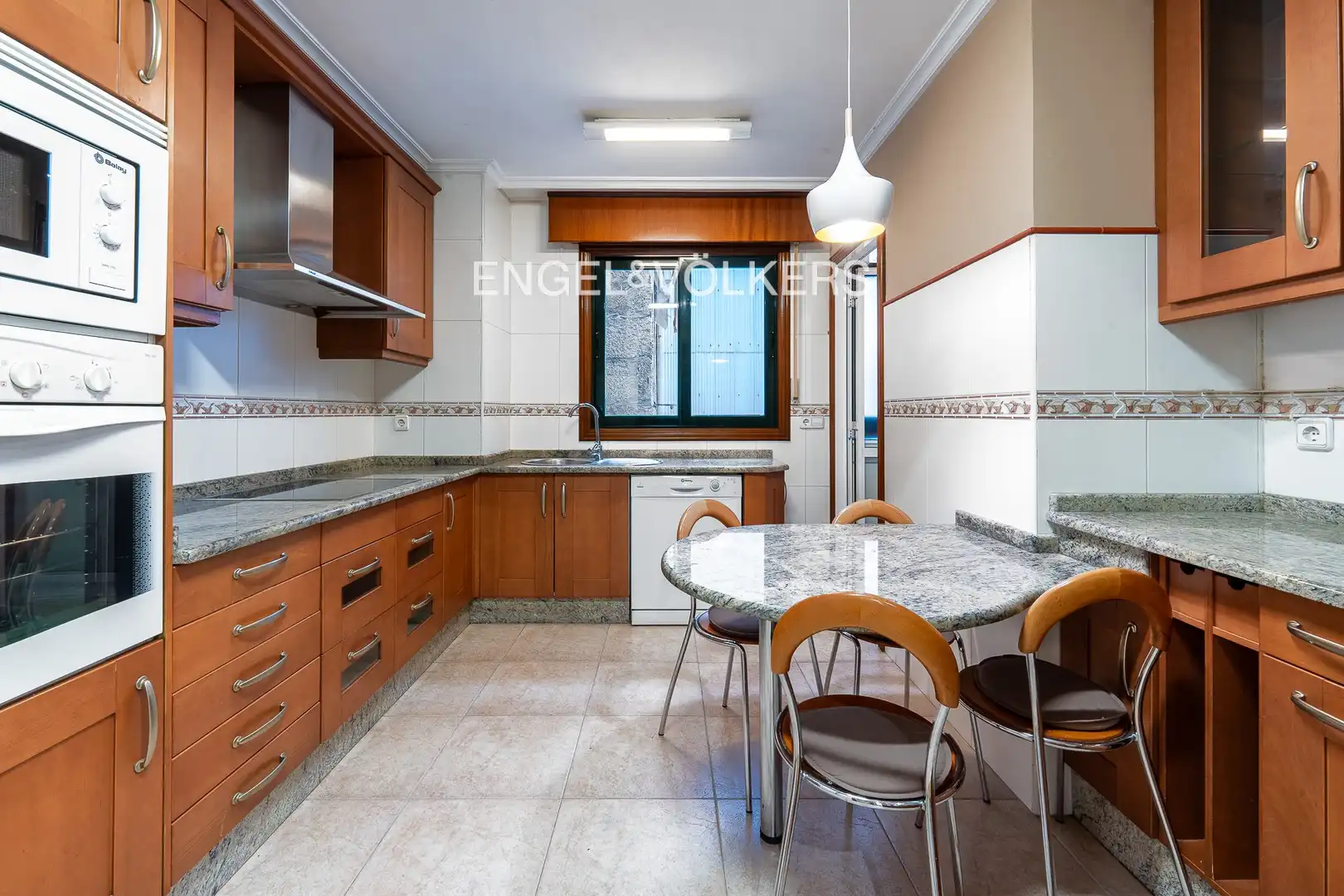 Cocina de Piso de alquiler en Vigo  con Calefacción