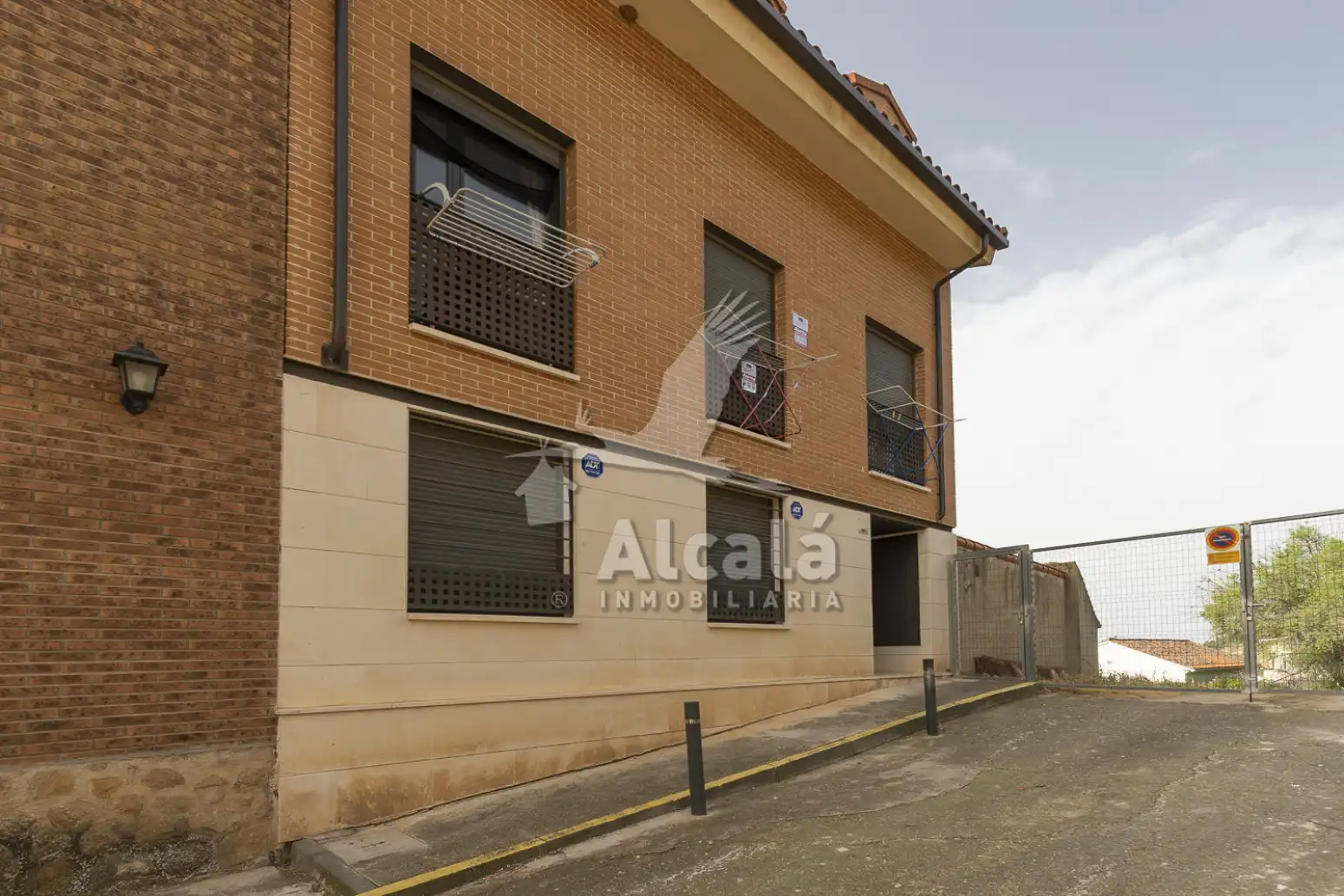 Vista exterior de Pis en venda en Chiloeches amb Calefacció, Traster i Balcó