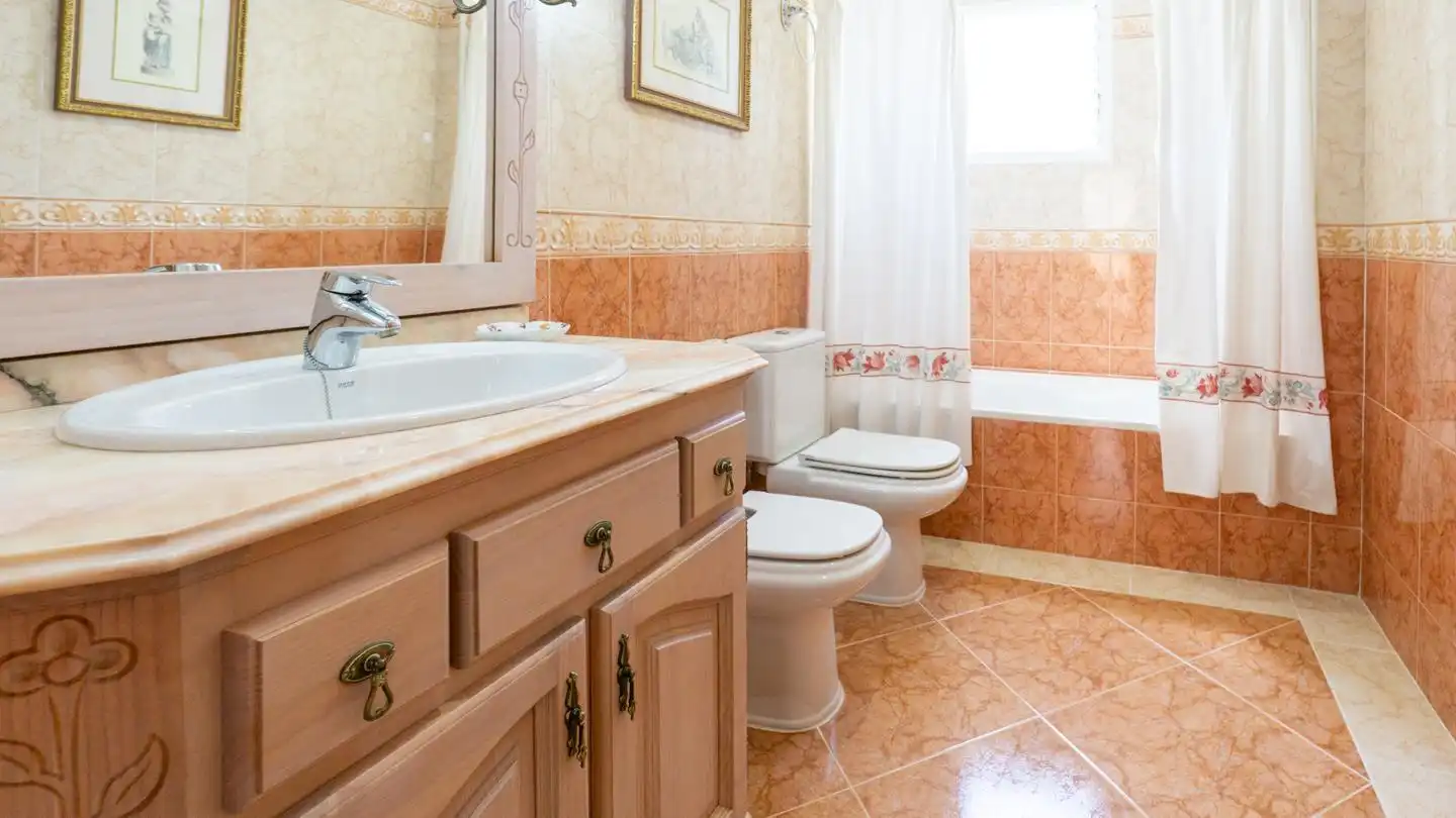 Bany de Casa o xalet en venda en Elche / Elx amb Aire condicionat, Jardí privat i Terrassa