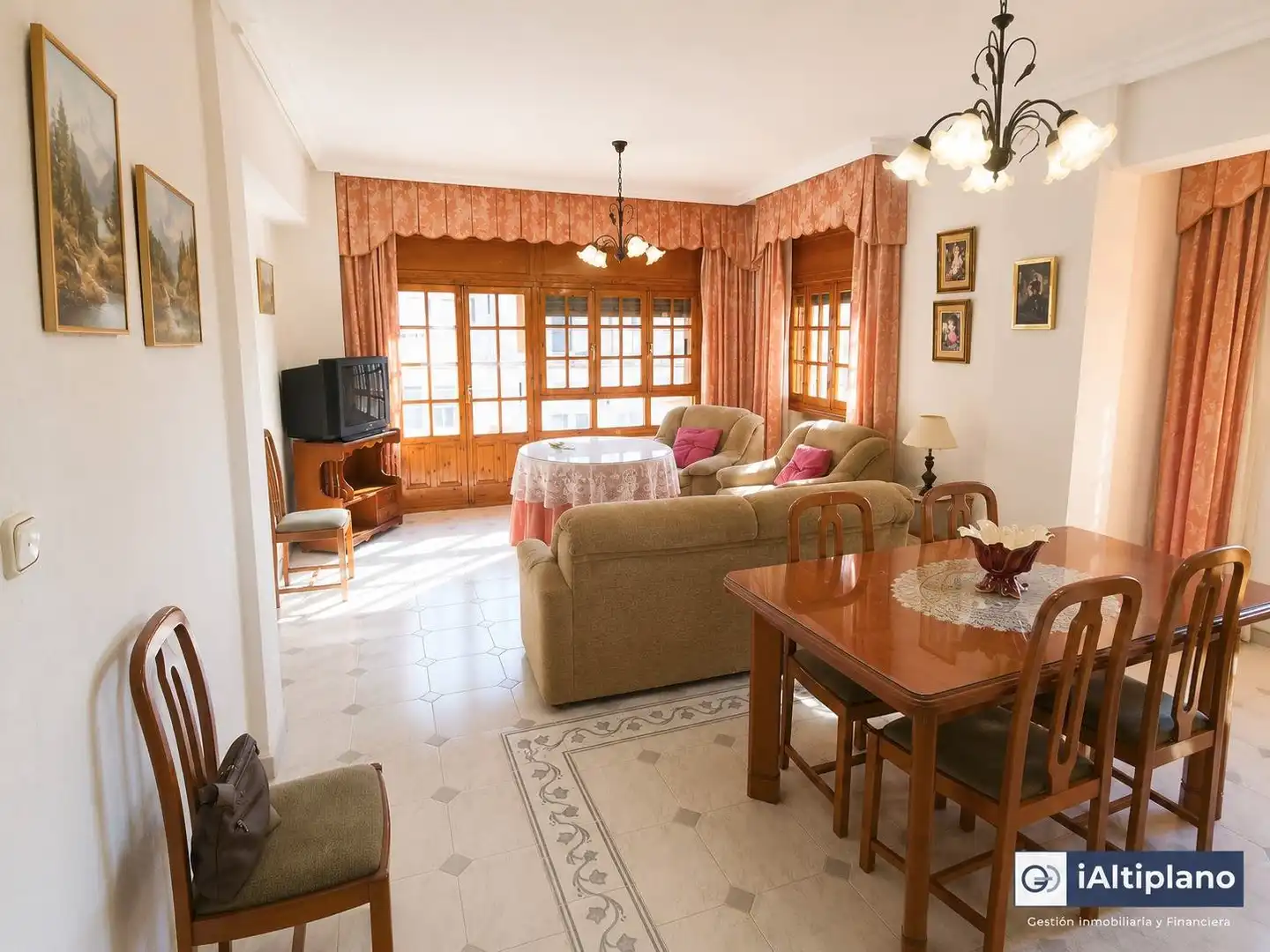 Sala de estar de Piso en venta en Baza con Calefacción, Terraza y Trastero