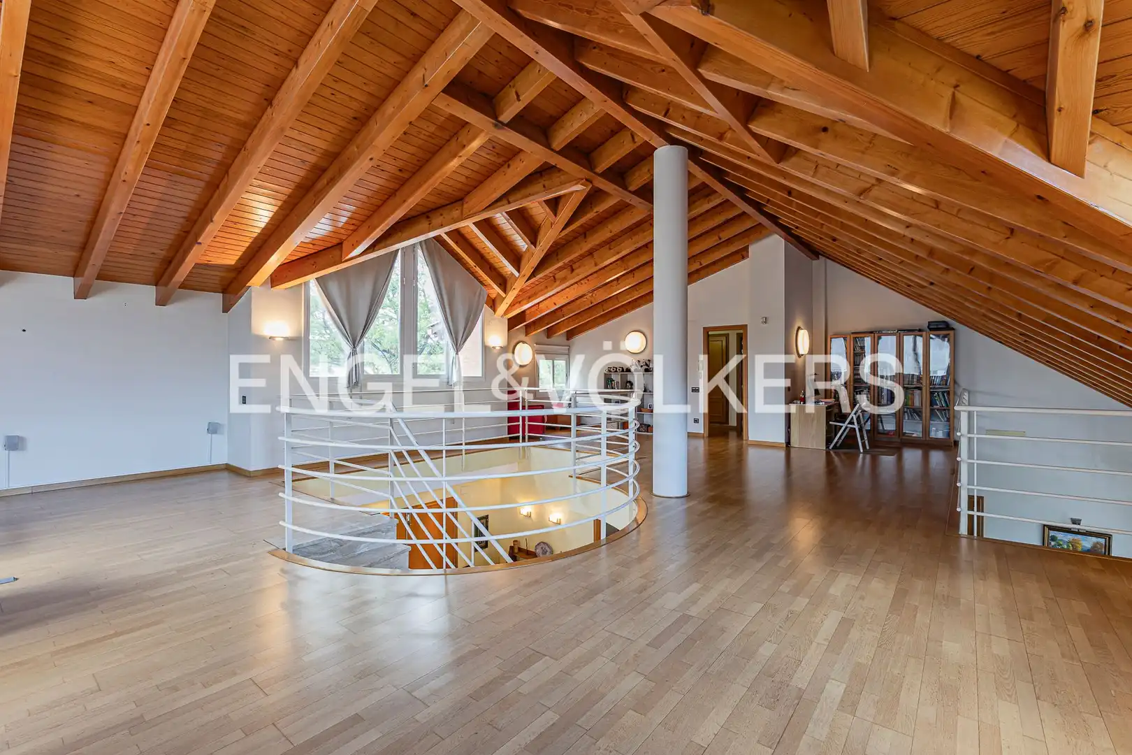 Sala d'estar de Casa o xalet en venda en Sant Cugat del Vallès amb Aire condicionat, Calefacció i Jardí privat