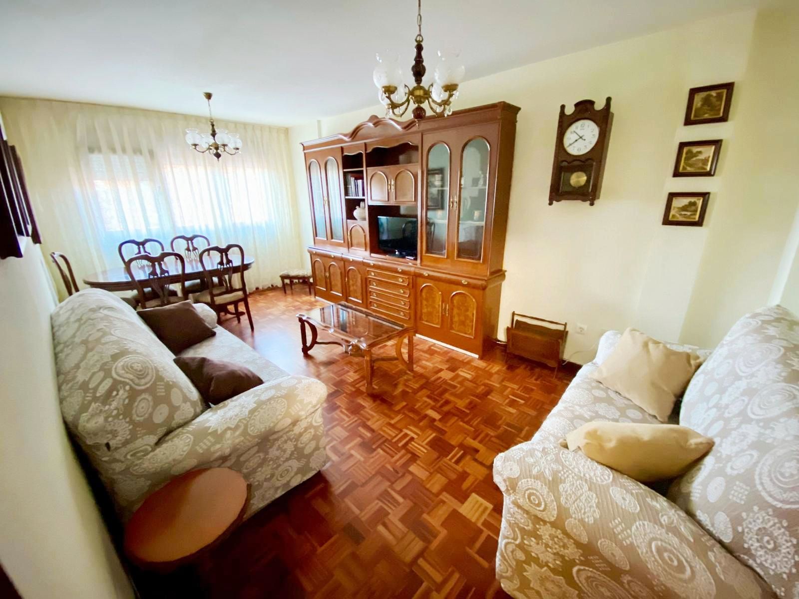 Sala d'estar de Apartament de lloguer en Gijón  amb Calefacció, Parquet i Terrassa
