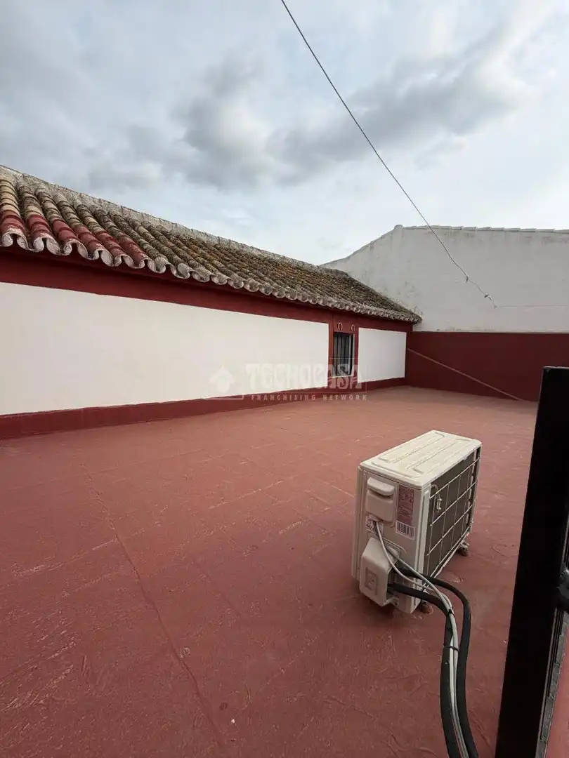 Vista exterior de Casa o xalet en venda en El Coronil amb Aire condicionat, Calefacció i Balcó