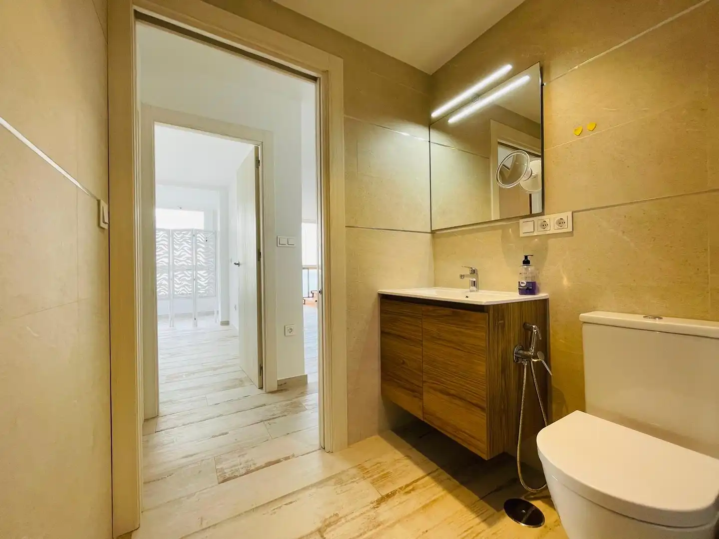 Bany de Apartament de lloguer en Torrevieja amb Calefacció, Terrassa i Piscina