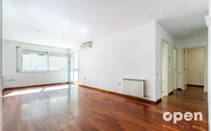 Living room of Flat for sale in Terrassa  with Air Conditioner, Heating and Parquet flooring