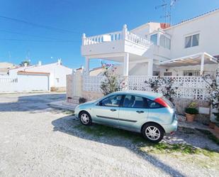 Vista exterior de Casa o xalet en venda en Torrevieja amb Aire condicionat, Jardí privat i Terrassa