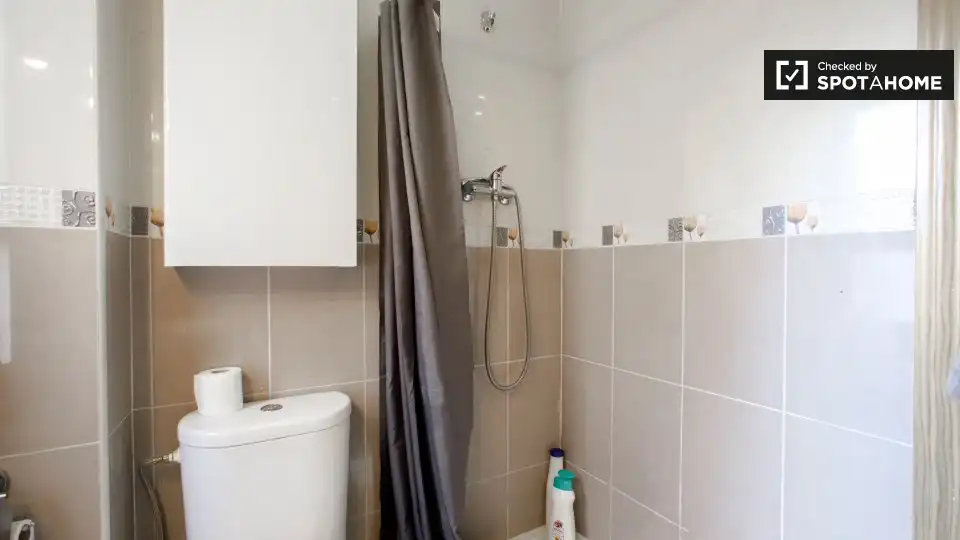 Bathroom of Flat for rent in Valencia  with Air Conditioner, Heating and Furnished