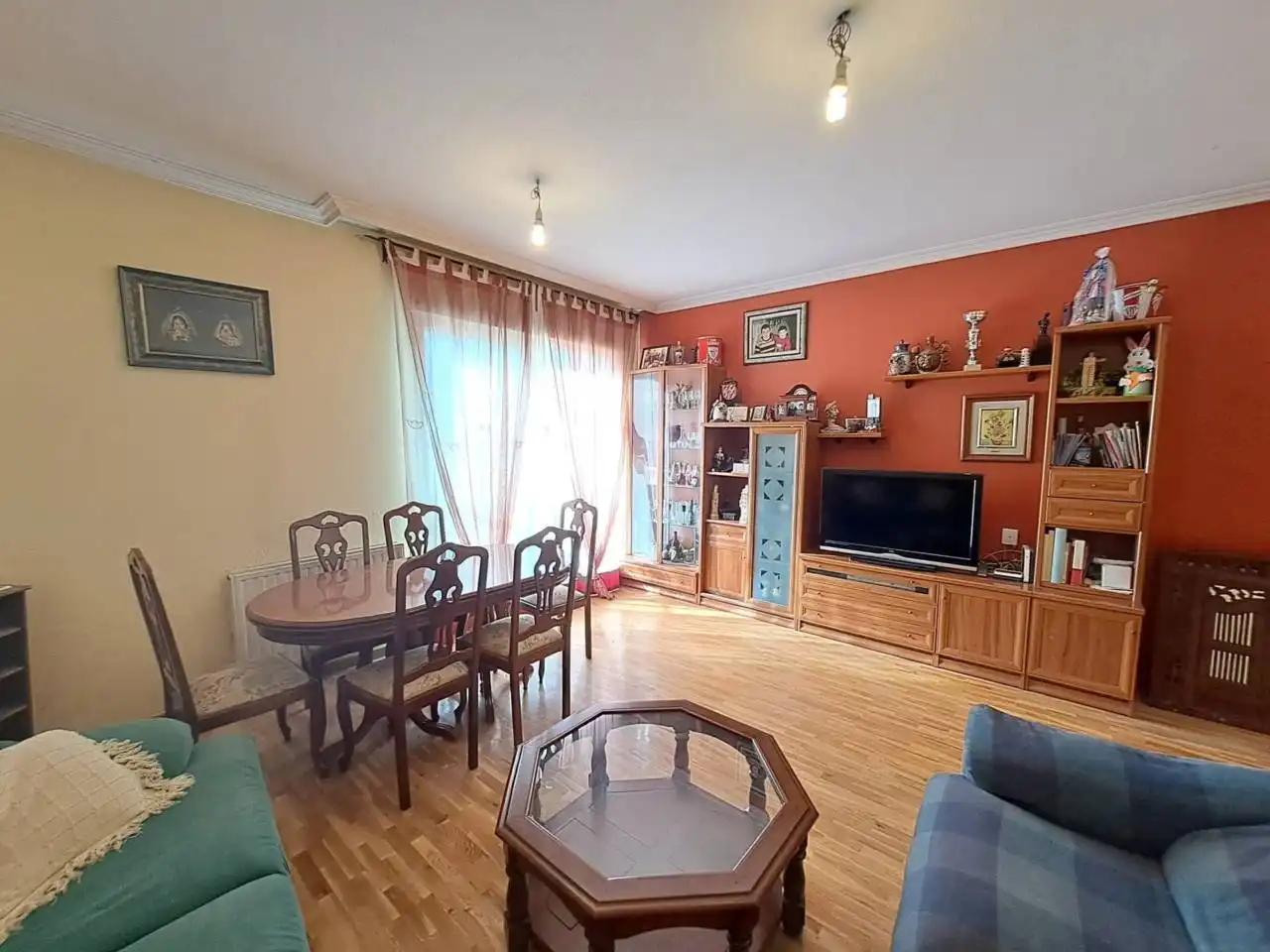 Sala d'estar de Casa o xalet en venda en Burgos amb Calefacció, Jardí privat i Parquet