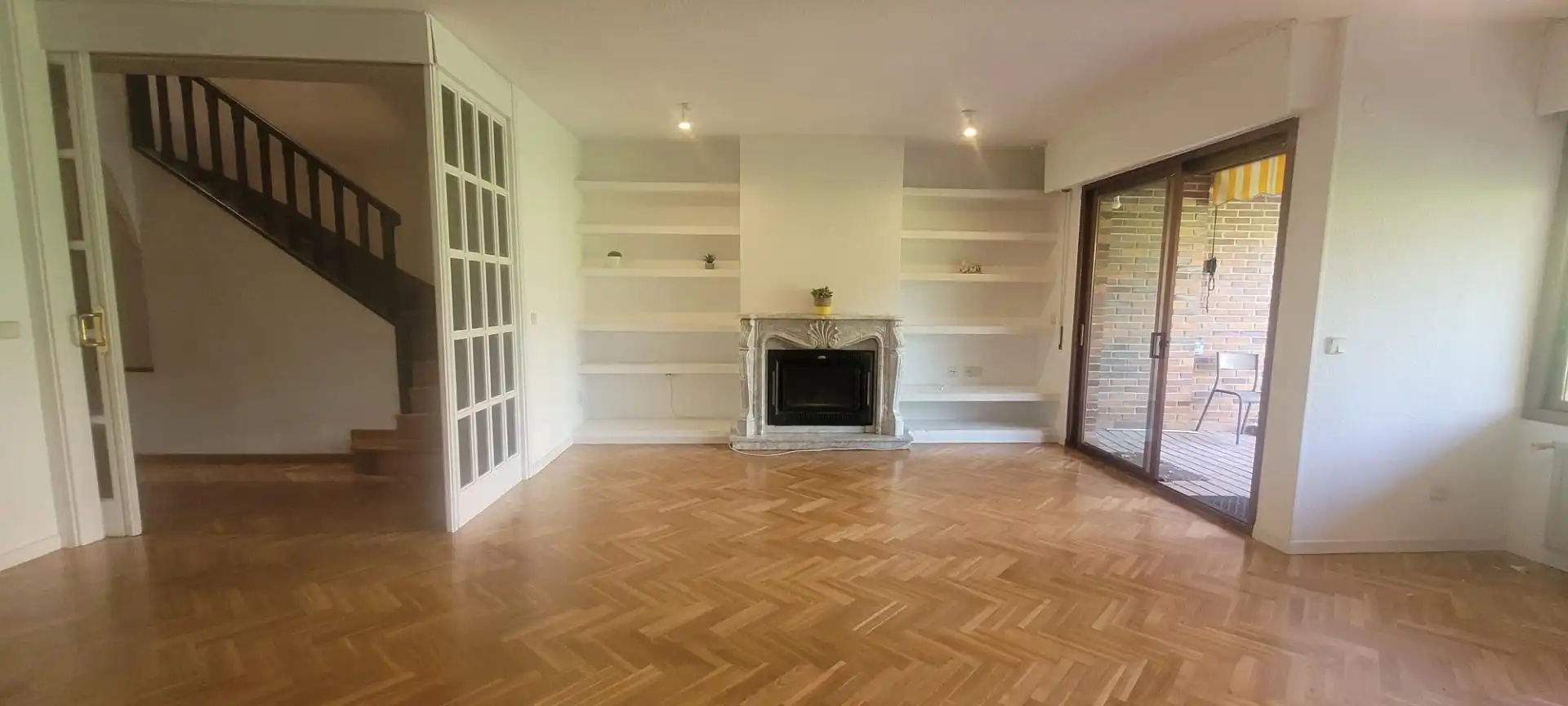 Sala d'estar de Casa adosada de lloguer en Majadahonda amb Calefacció, Jardí privat i Parquet