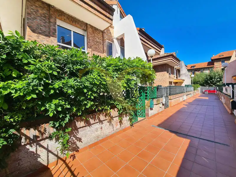 Vista exterior de Casa o xalet en venda en Ribadesella amb Calefacció i Terrassa