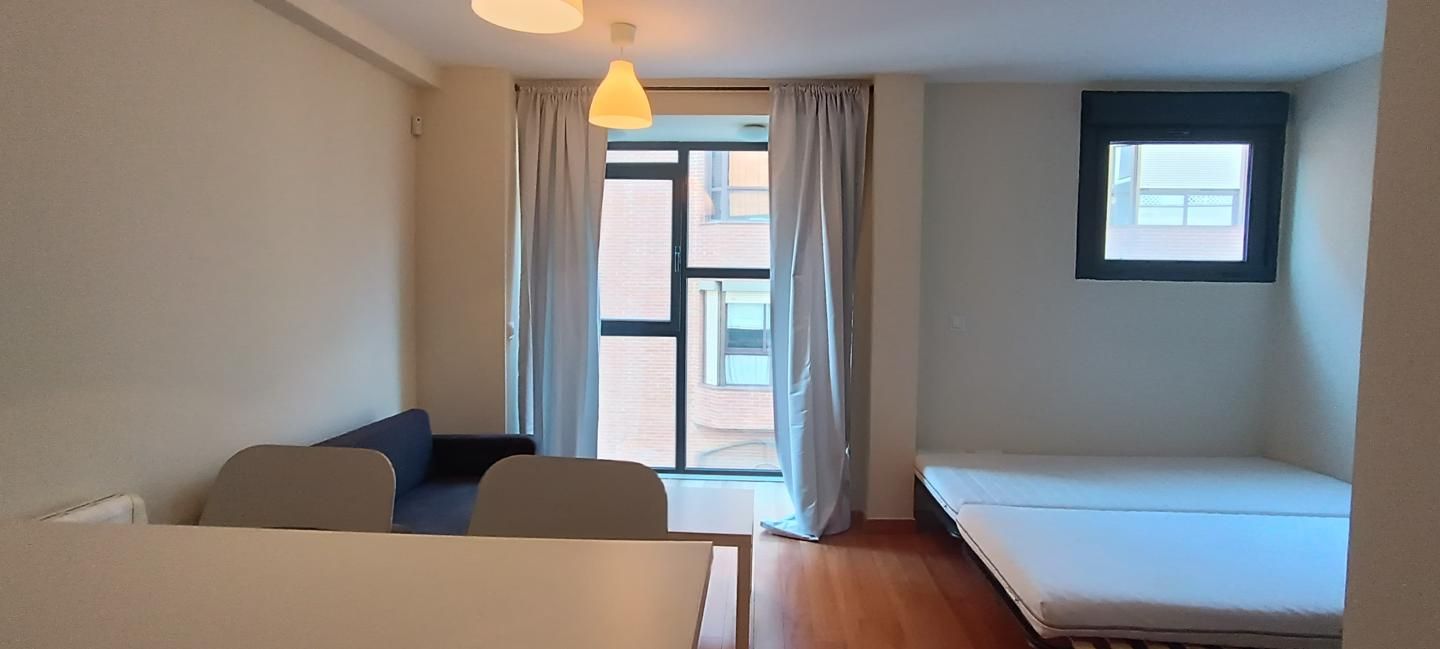 Habitación de Estudio de alquiler en  Madrid Capital con Aire acondicionado, Calefacción y Amueblado