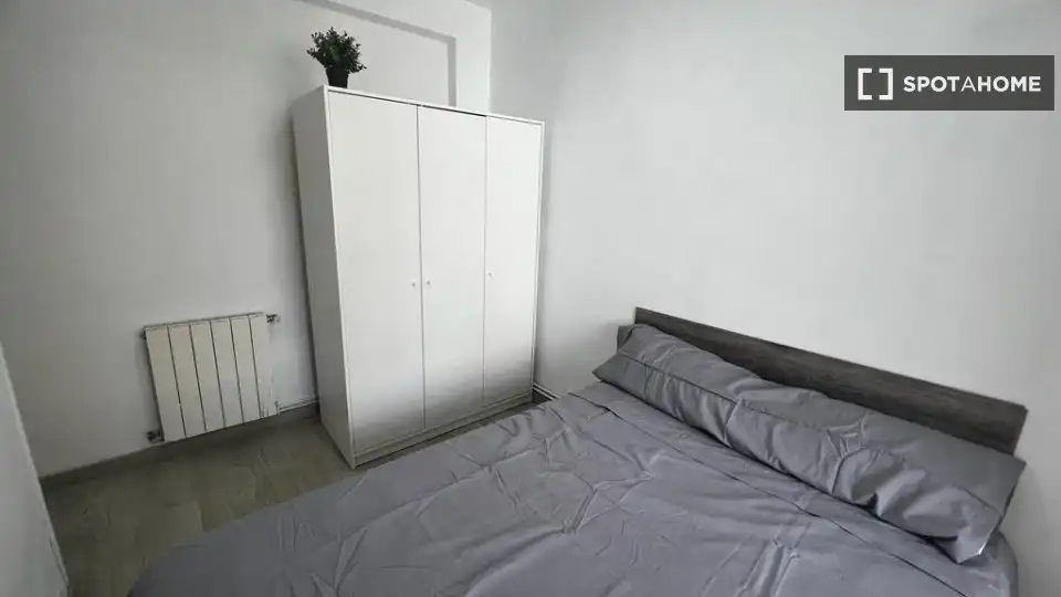 Bedroom of Flat for share in Madrid  with Air Conditioner, Terrace and Furnished