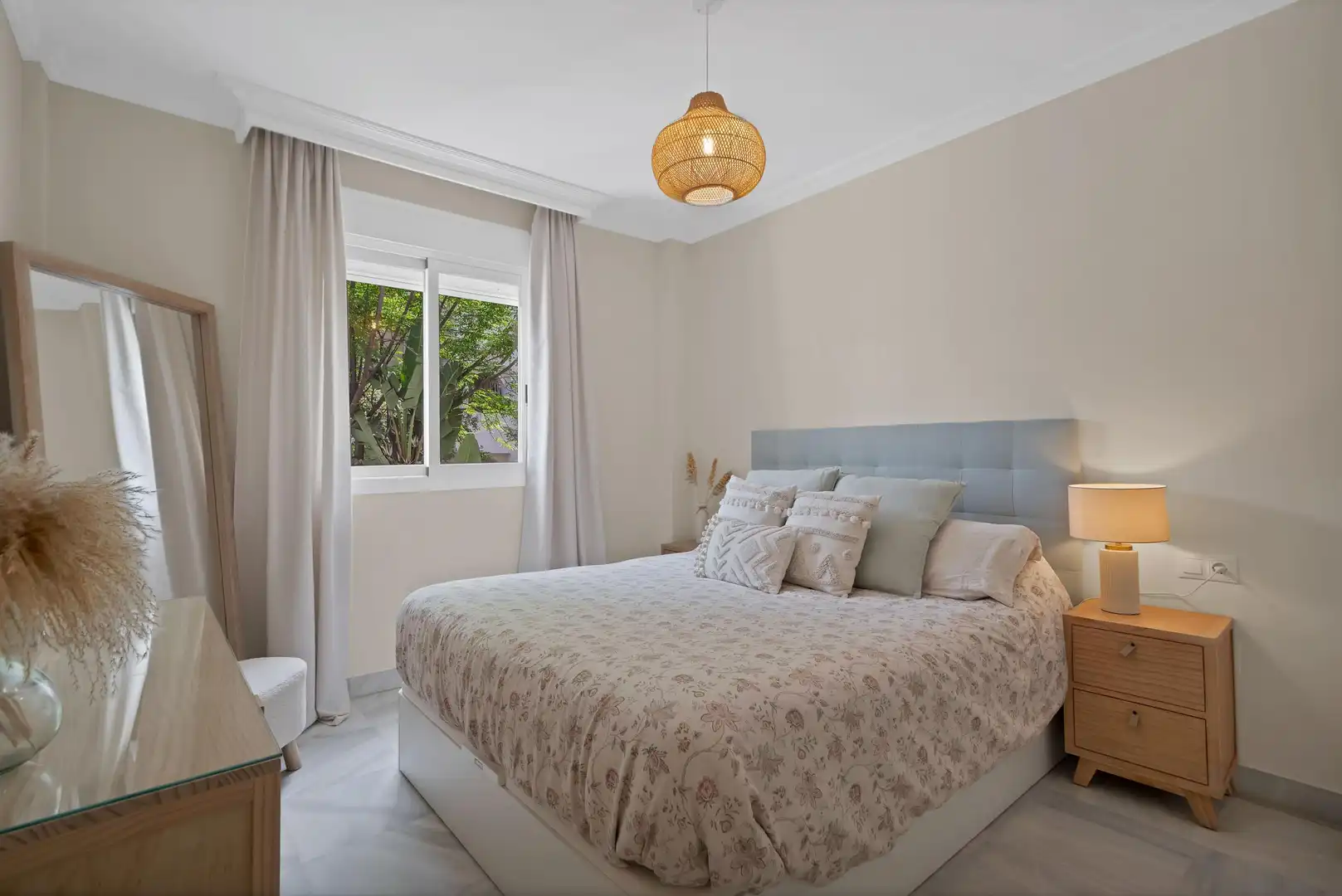Habitación de Apartamento en venta en Marbella con Aire acondicionado, Calefacción y Jardín privado