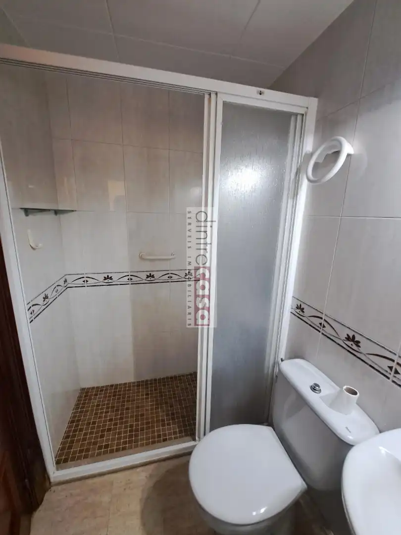 Badezimmer von Wohnung zum Verkauf in Tordera mit Klimaanlage, Heizung und Ofen