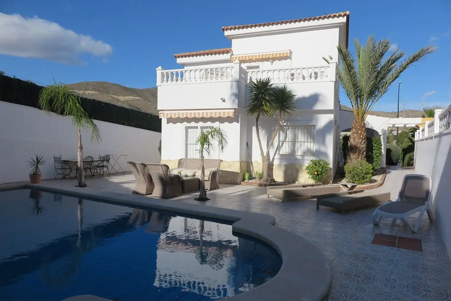 Vista exterior de Casa o xalet en venda en El Campello amb Aire condicionat, Jardí privat i Terrassa