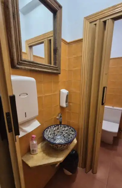 Baño de Local en traspaso en Madrid con Aire acondicionado, Calefacción y Terraza