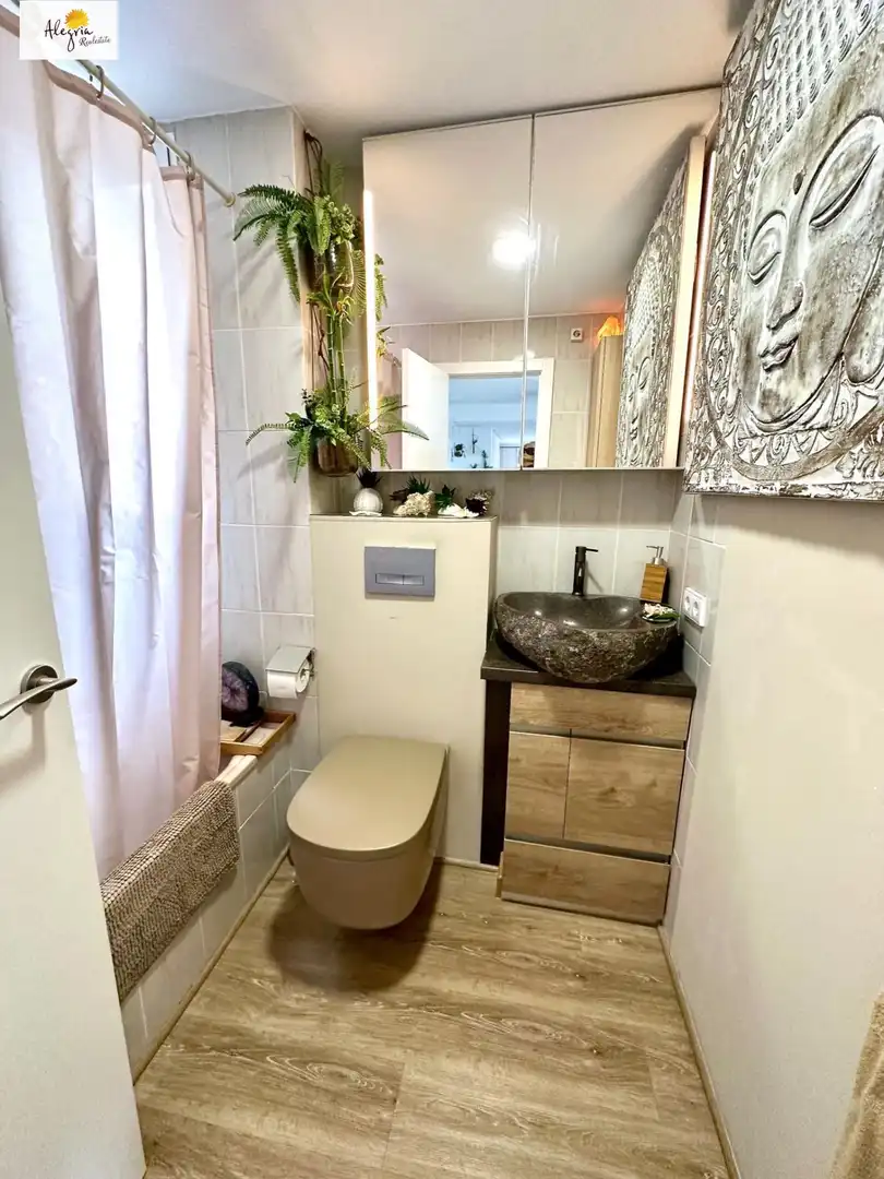 Badezimmer von Dachboden zum Verkauf in Valencia mit Klimaanlage und Möbliert