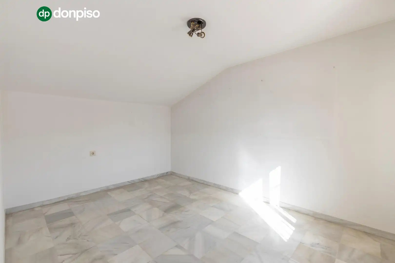 Einfamilien-Reihenhaus zum Verkauf in Granada mit Heizung, Terrasse und Abstellraum