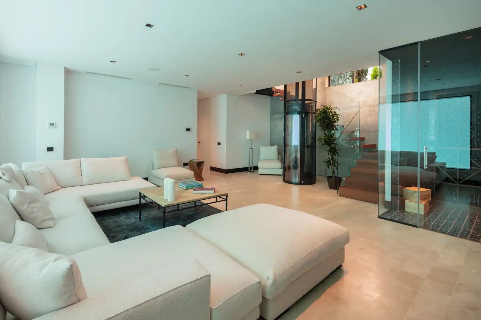 Sala d'estar de Casa o xalet en venda en Marbella amb Aire condicionat, Jardí privat i Terrassa