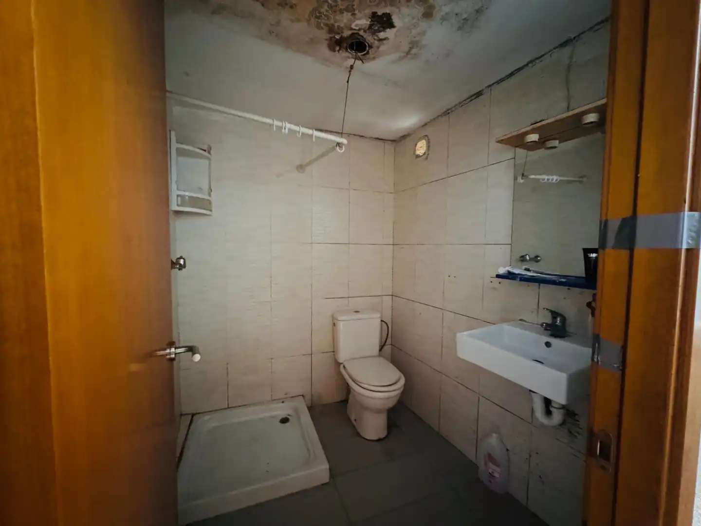 Badezimmer von Einfamilien-Reihenhaus zum Verkauf in Palamós mit Balkon und Alarm