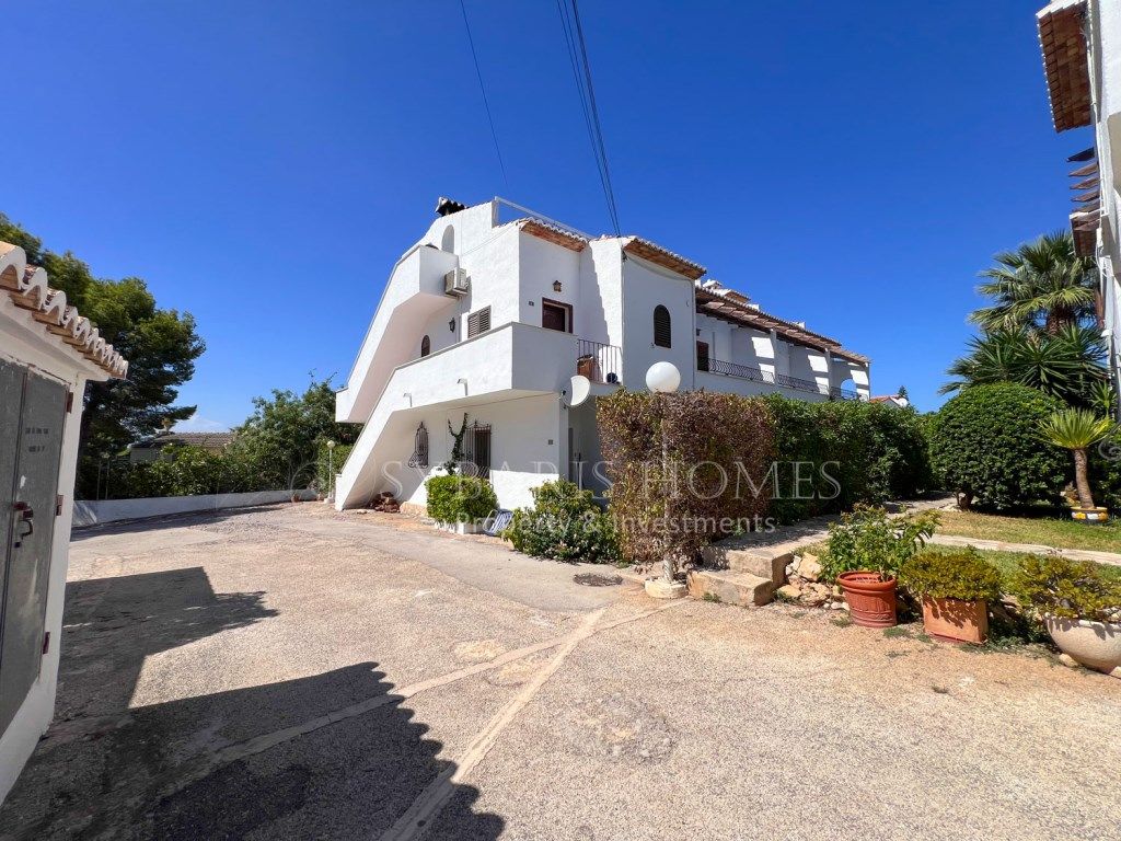 Vista exterior de Casa adosada de lloguer en Dénia amb Aire condicionat, Jardí privat i Piscina