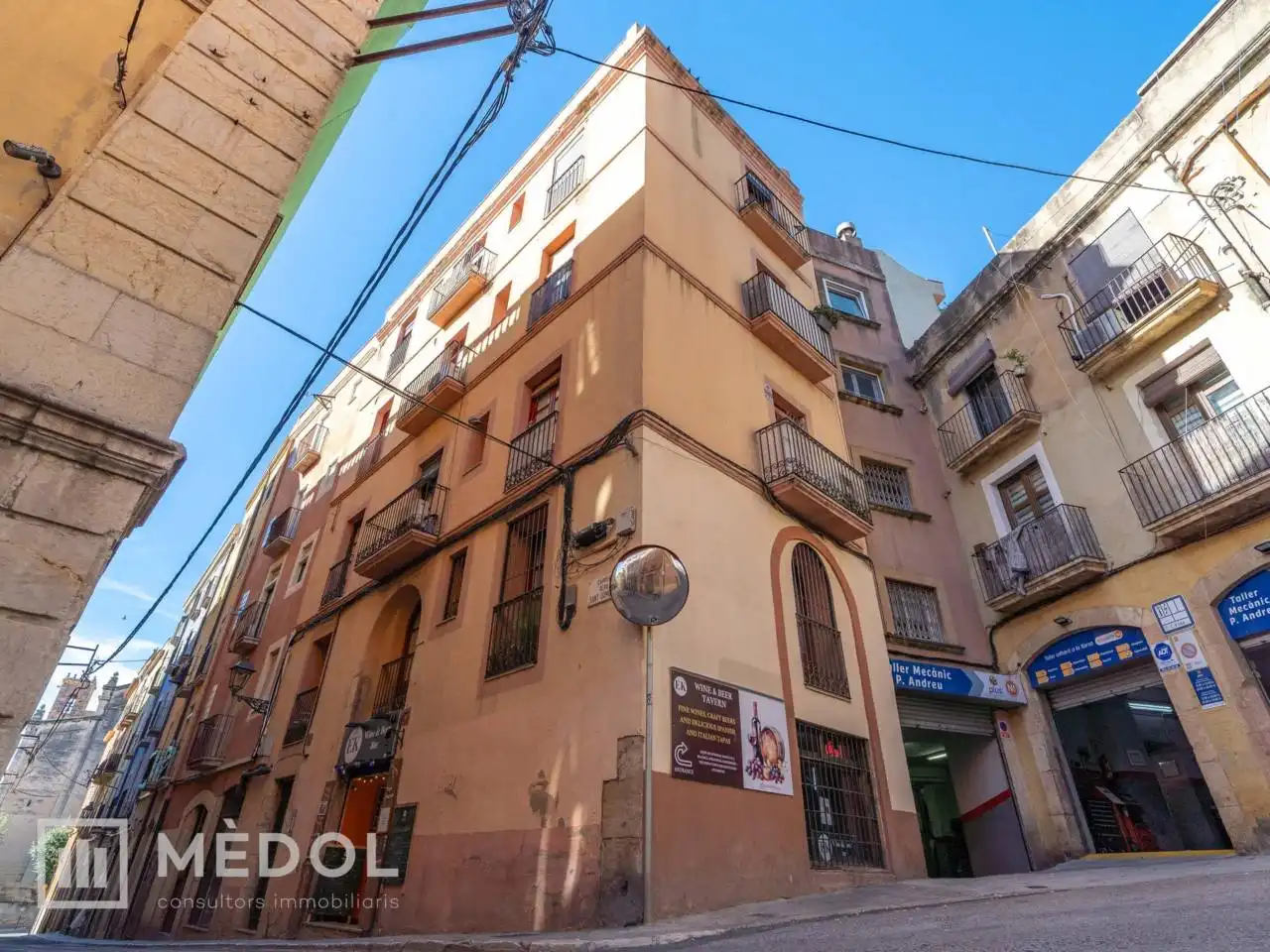 Vista exterior de Local en traspaso en Tarragona con Aire acondicionado