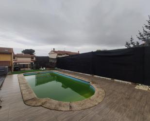 Piscina de Casa adosada en venda en Revillarruz amb Calefacció, Jardí privat i Terrassa