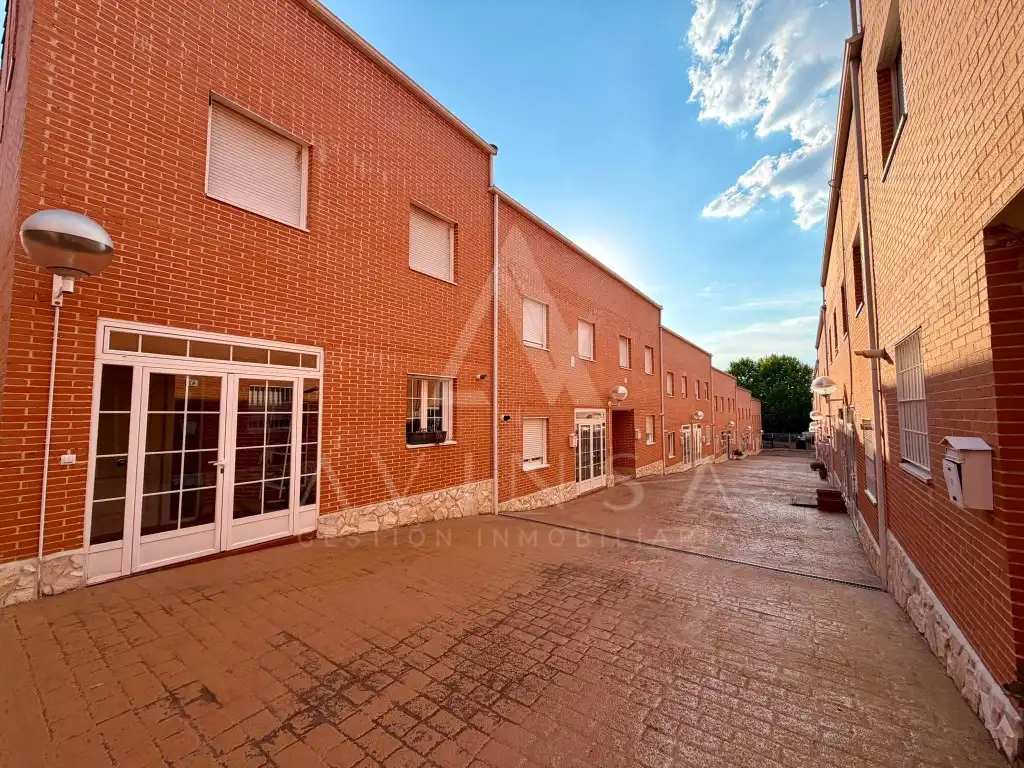 Vista exterior de Casa o xalet en venda en Guadalajara